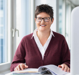 Karin Regius an ihrem Arbeitsplatz bei der SVA Aargau